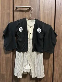 ベビー服 黒い上着とストライプドレス