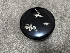 黒い蓋付き容器 花と鳥の装飾