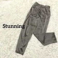 スタニング スラックスパンツ　テーパードパンツ　センタープレス　サテン　光沢