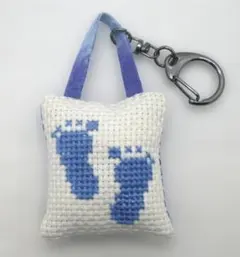 足跡キーホルダー　水色／露草色のクロスステッチ　バック型　ハンドメイド