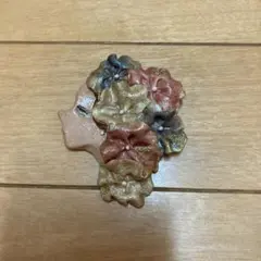 カラフルな花のシルエットブローチ