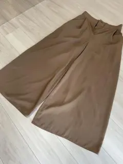 ナチュラルビューティーベーシック　ブラウン ワイドパンツ