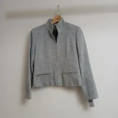 グレーのハイカラークロップドジャケット　ビジネス