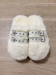 ホワイトファー ダブルバックルムートンブーツ　ファーサンダル