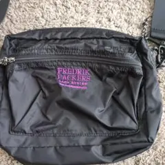 FREDRIK PACKERS ブラックショルダーバッグのサムネイル
