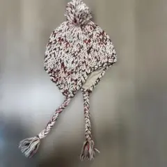 赤と白のポンポン付きニット帽