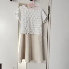 ホワイト半袖トップスとベージュスカートセット