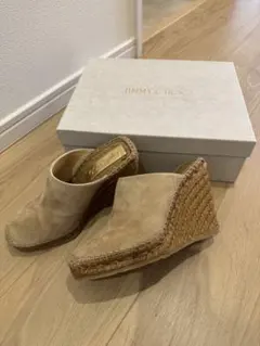 【新品】JIMMY CHOO ベージュ スエード ウェッジサンダル サイズ35のサムネイル