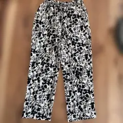 白黒花柄カジュアルパンツ