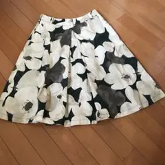 パラスパレス、ハナミズキ柄スカート。のサムネイル