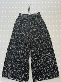 グローバルワーク　さらさらリラックスフレアワイド小花柄パンツM ブラック