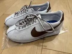 Nike ホワイト/ブラウン スニーカー