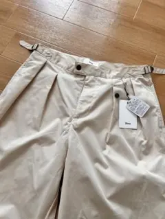 オフホワイト パンツ