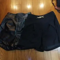 FRIFUL フェイクレザー チャーム付ブラック ハイウエスト ショートパンツ