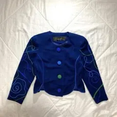 きれいめ 刺繍入りノーカラージャケット ブルー