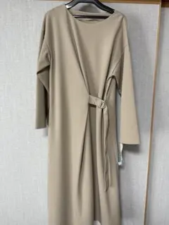 ベージュ ラップデザイン ワンピース