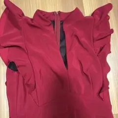 フリル付き赤ドレス タイトフィット