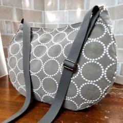 ハンドメイド　丸み　ラウンドトート　調整可能ショルダー　タンバリン柄刺繍　グレー