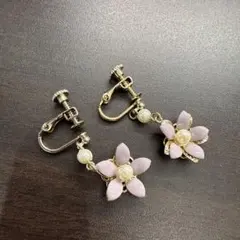 紫の花モチーフ　花型イヤリング