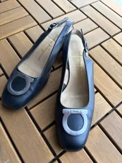 Salvatore Ferragamo ネイビー　バックストラップのサムネイル