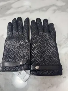 Burberryレザー手袋 黒 エンボス加工 スナップボタン付き