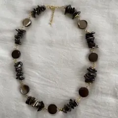 アクリルビーズとゴールド金具のネックレス、