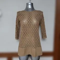 ベージュ 花柄 パンチング 五分袖 トップスDoCLASSEのサムネイル