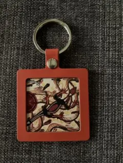 トカゲデザインのオレンジキーホルダー