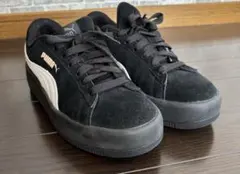 PUMA ブラック スエード スニーカー