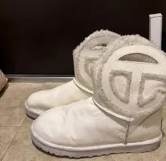 UGG x TELFAR ロゴミニブーツ ホワイトmikado着用 - メルカリ