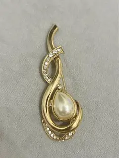 金色の流れる曲線デザインブローチ