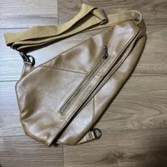 ベージュ 合成皮革 スリングバッグ