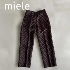 黒と赤のパターン ストレートレッグパンツ