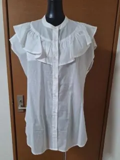 新品未使用しまむらフリル付きホワイトノースリーブシャツ