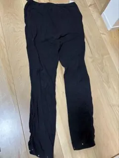 黒いマタニティパンツ スリムフィット 裾ギャザー