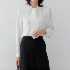 新品未使用タグ付　23区　バックサテンアムンゼン ボウタイ付き 2wayブラウス