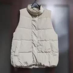 ベージュ ノースリーブ ダウンベスト