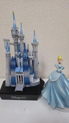 ディズニー100周年 シンデレラと城のフィギュア