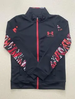 【未使用に近い】アンダーアーマー ジャージ 140 黒×赤 迷彩 キッズ