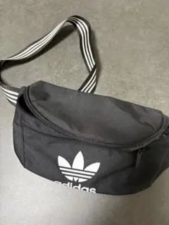 adidas ブラック ボディバッグ