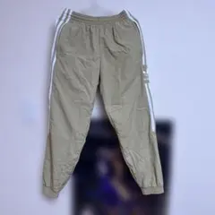 adidas ベージュ ナイロンパンツ