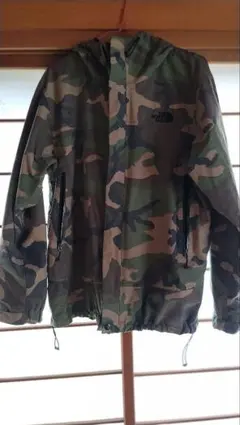 THE NORTH FACE マウンテンパーカー カモフラ柄のサムネイル