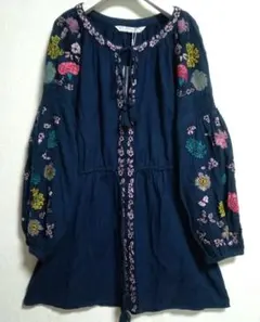 新品タグ付♡ZARA♡花刺繍入りネイビーチュニック♡Ｓサイズ