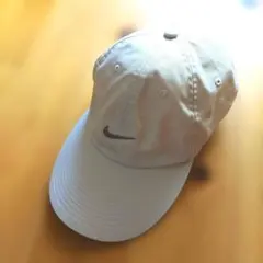 美品 NIKE ナイキ レディース キャップ 帽子 ベージュ フリーサイズのサムネイル