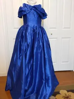 青いオフショルダードレス