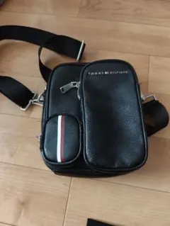TOMMY HILFIGER ブラックショルダーバッグ