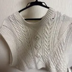 アイボリー ケーブルニット ノースリーブベスト