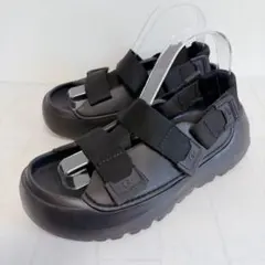 【美品】UGG STRATUS アグ ストラタス 厚底 スポーツサンダル 24㌢のサムネイル