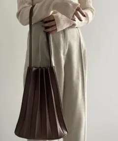 NEUNA レザープリーツトートバッグのサムネイル