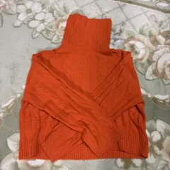 オレンジ タートルネック ケーブルニット GU